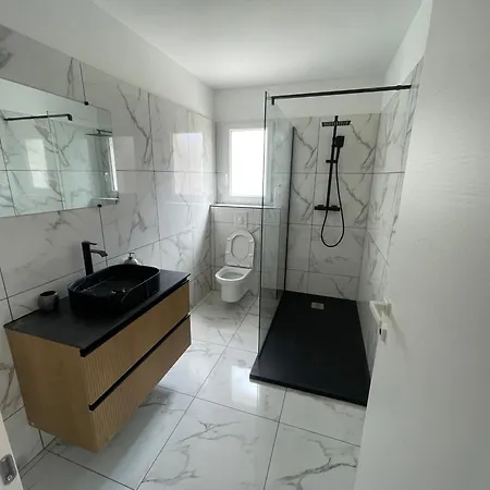 Villa Villa-de Luxe-salle De Bain-vue Sur La Campagne à 5 Minutes De La Qui Est Composé De 5 *