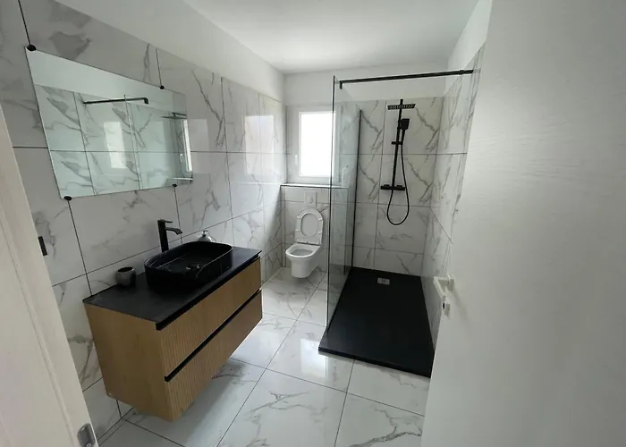 Villa Villa-de Luxe-salle De Bain-vue Sur La Campagne à 5 Minutes De La Qui Est Composé De 5 *