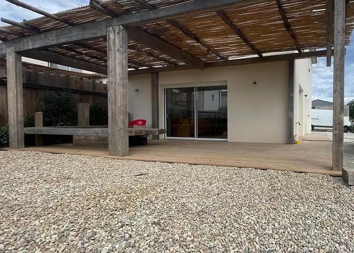 Villa Villa-de Luxe-salle De Bain-vue Sur La Campagne A 5 Minutes De La Qui Est Compose De 5 *